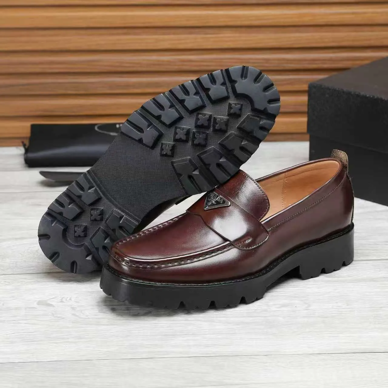 Men's shoes 💰540 💰💰🎩🎩【Prada】Counter 1:1⬆️original reproduction, absolute quality🆗original outsole, high-quality imported rubber, wear-resistant and non-slip, never degummed, upper material: imported first-layer cowhide➕anti-slip foam outsole, official website material, inner material: water-dyed leather lining, 6 colors available! Code number 38-45